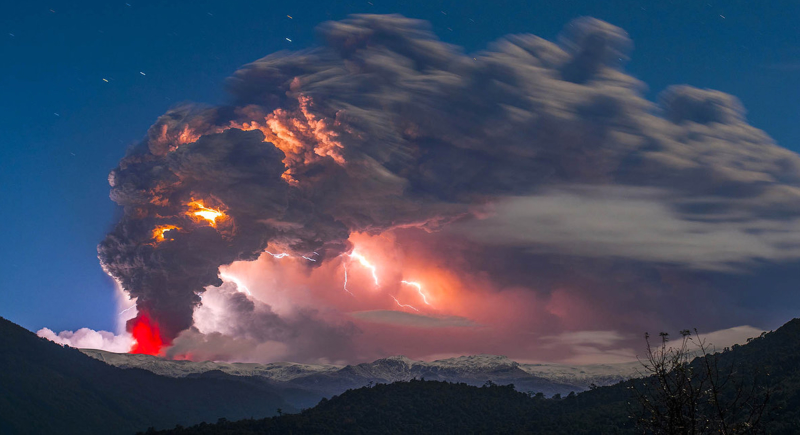 Illustration for article titled Las asombrosas fotos de una erupción volcánica con relámpagos en Chile